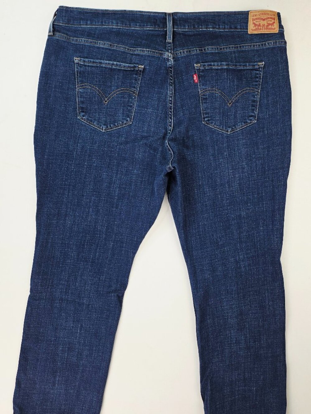 Levi's Classic Straight Womens Sz 20W Short 28 Inch Inseam Blue Denim Logo Jeans